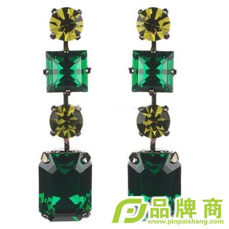祖母绿的绿色既神秘魅惑又不失稳重端庄