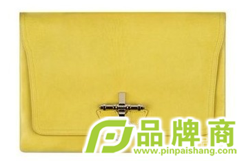 手拿信封包演绎极简复古风